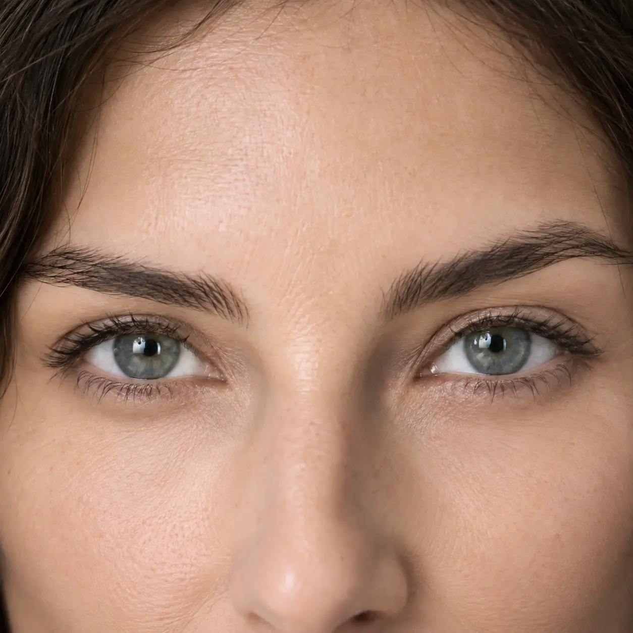 Gros plan sur le regard illustrant l’hydratation du contour des yeux