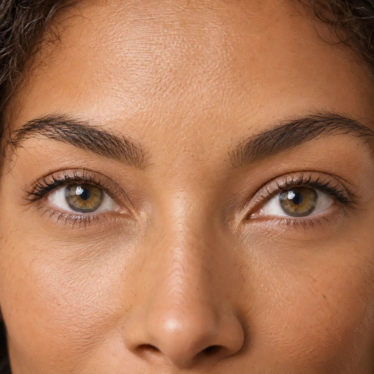 Gros plan sur le regard illustrant le lissage du contour des yeux