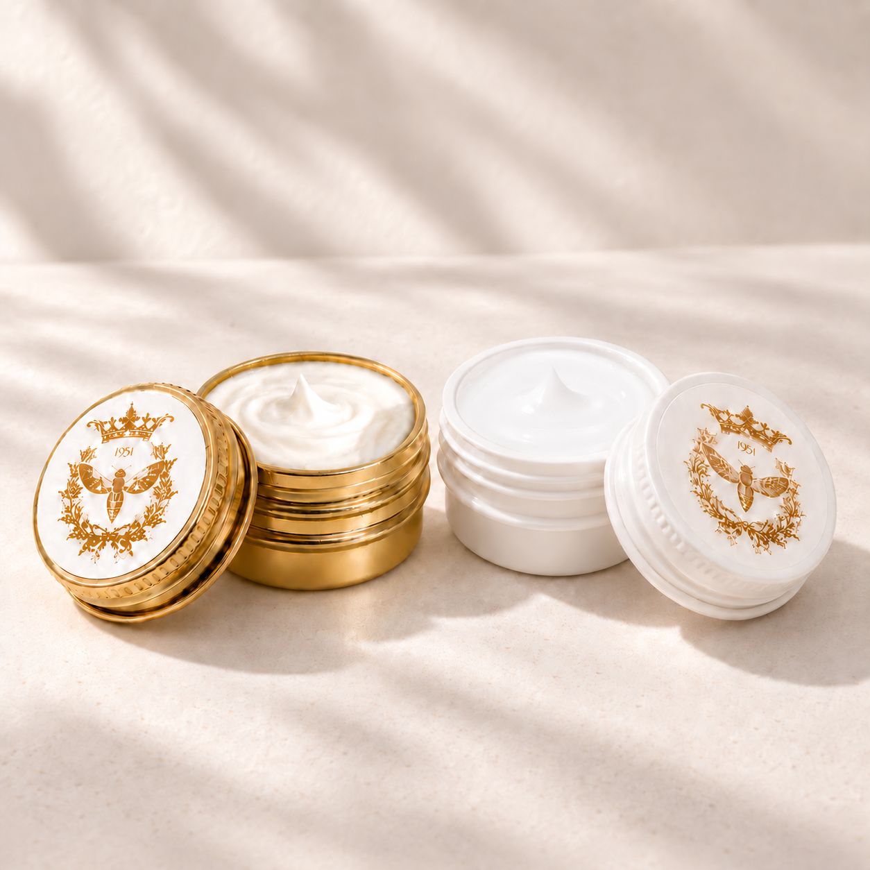 Deux capsules ouvertes de 5 ml : Crème Riche Cellulaire dans sa capsule dorée et Contour des Yeux Cellulaire dans sa capsule blanche.